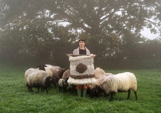 Laurita Siles Ceballos (44), Premio Nacional de Artesanía (Emprendimiento) 2204, con una pieza realizada con lana de ovejas carranzanas de cara negra en un prado de Ahedo.