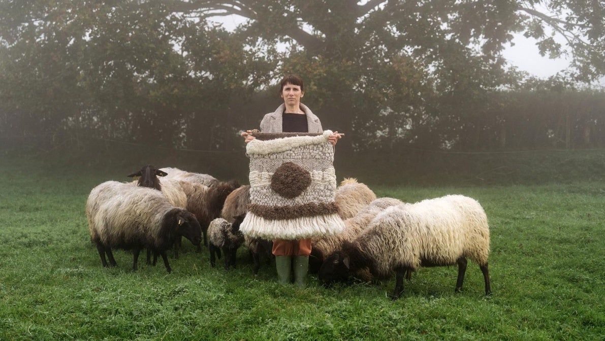 Laurita Siles Ceballos (44), Premio Nacional de Artesanía (Emprendimiento) 2204, con una pieza realizada con lana de ovejas carranzanas de cara negra en un prado de Ahedo.