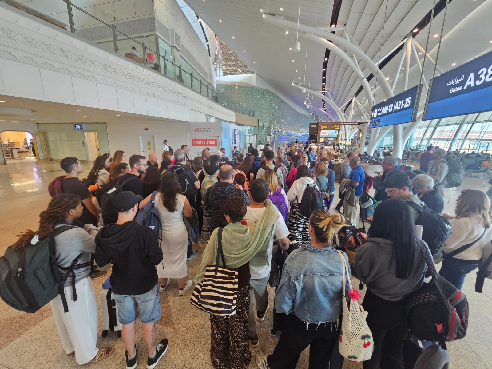 La desesperación de dos vizcaínos tirados casi tres días en un aeropuerto de Arabia Saudí: «Nos tratan como a ovejas»