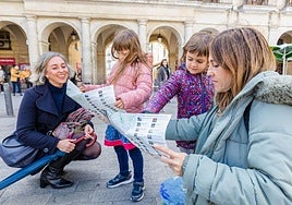 Unas turistas consultan el mapa de Vitoria antes de salir a visitar sus monumentos