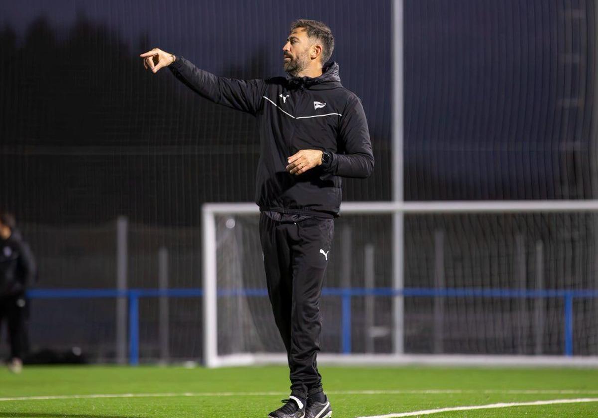 El Alavés renueva a Molo Casas como técnico del filial hasta 2027