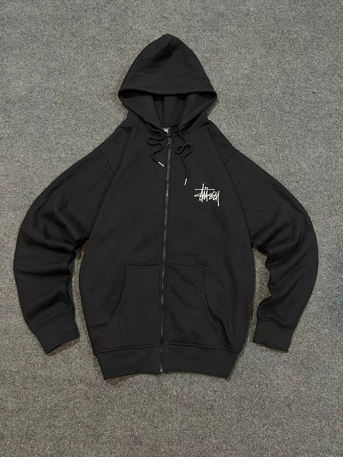 La tienda efímera de Bilbao con ropa de Lacoste, Nike, Adidas, Carhartt o Levi&#039;s a tan solo 9 euros