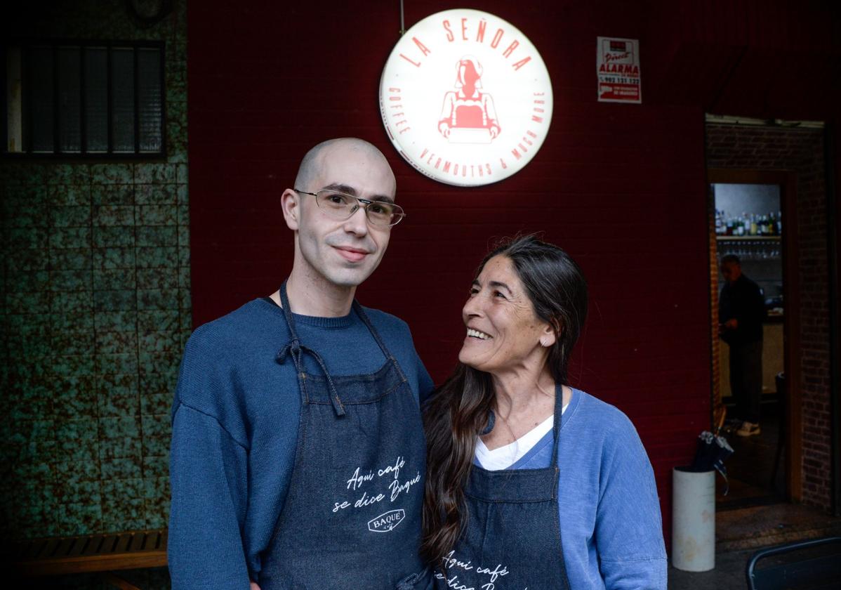 Llega a Bizkaia la moda de la 'coffee party': fiesta mañanera con café de especialidad y música techno. En la imagen, Ager Larrabide y su madre, Idoia, dueños del bar La Señora.