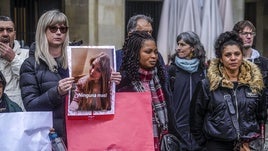 A la derecha, la hermana de Miriam junto a su mejor amiga, durante la concentración de esta mañana.