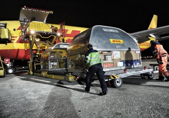 Operativa carguera de la empresa DHL en la pista del aeropuerto de Vitoria.