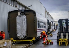 Operarios en la fábrica que Talgo tiene en la localidad alavesa de Rivabellosa.