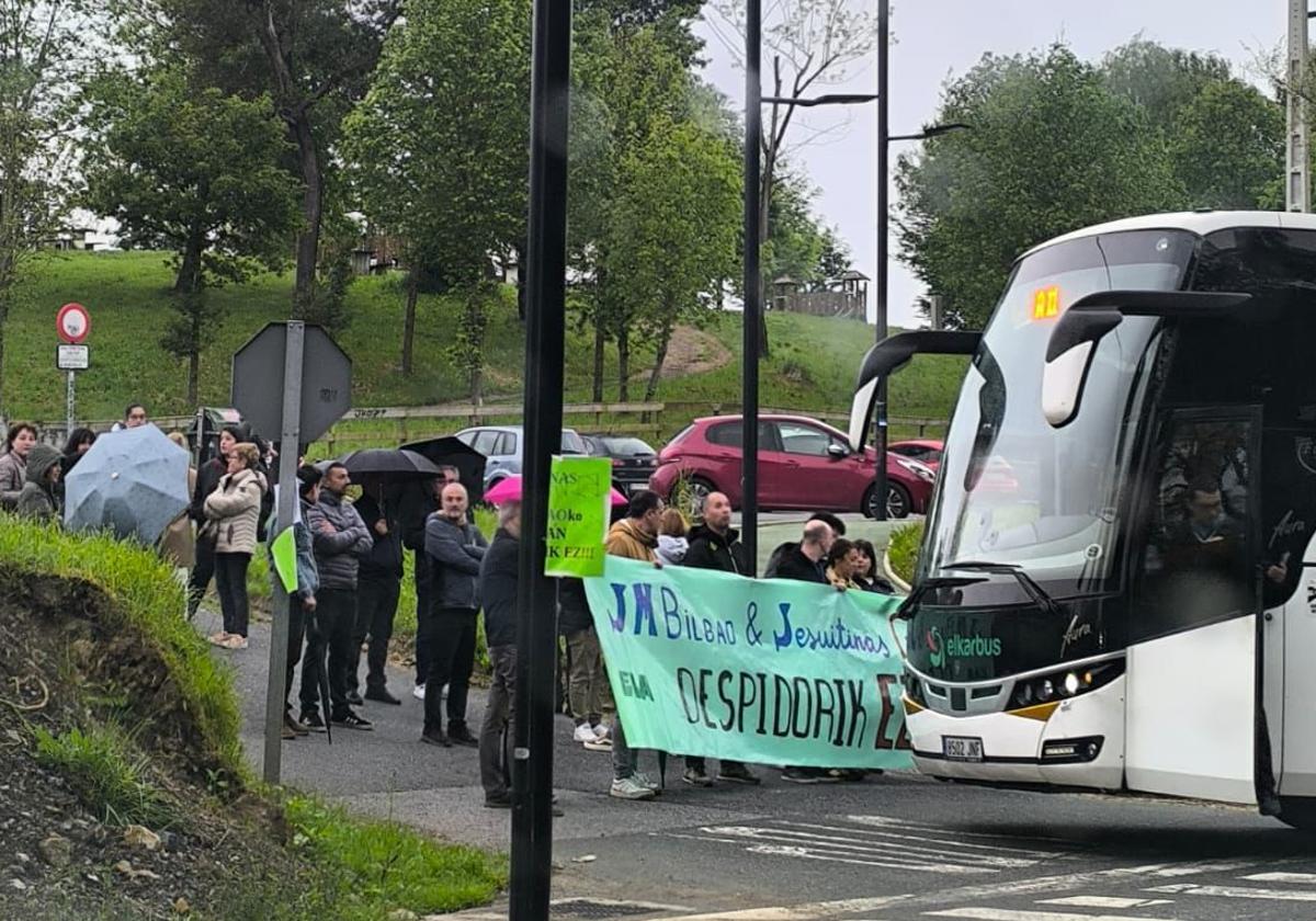 Los profesores en huelga de Jesús María elevan la tensión al bloquear la entrada de alumnos a clase