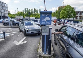Acceso al aparcamiento en superficie de San Martín por la calle Pintor Díaz de Olano.