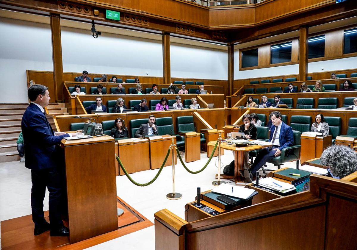 Pradales presiona a los sindicatos: «¿De verdad mejoramos la educación a golpe de huelga?»