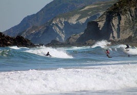 Los campamentos de surf se llevarán a cabo en la playa de Sopelana.
