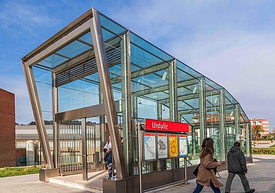 Usuarios salen de la estación de metro de Urduliz.