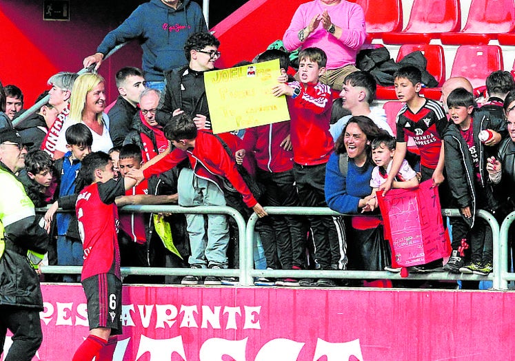 Los 'peques' rojillos no desaprovechan la oportunidad de pedir autógrafos a sus ídolos.
