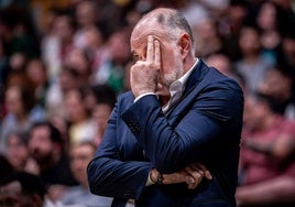 Pablo Laso se lleva la mano a la cara con gesto pensativo durante un momento del encuentro.