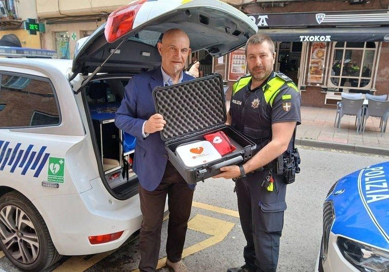La Policía de Barakaldo y la Ertzaintza salvan la vida a un hombre en parada cardiaca