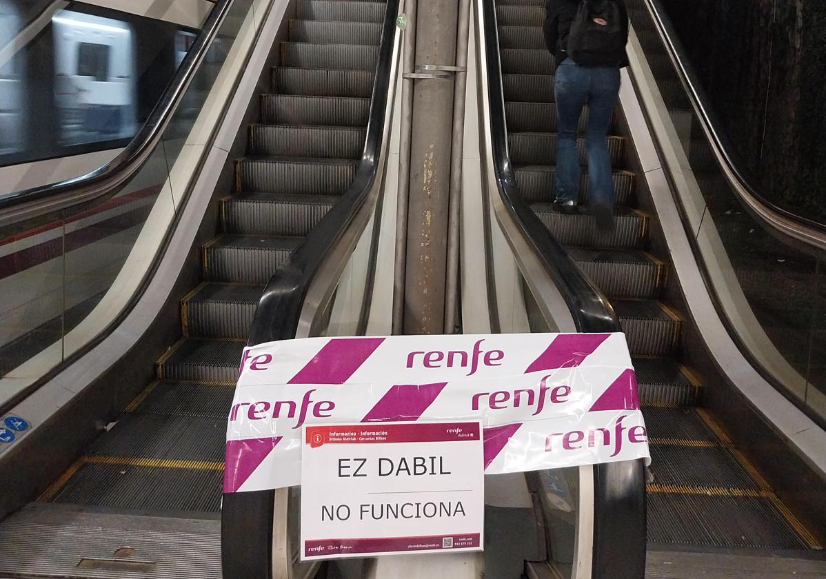 Los usuarios del apeadero de Zabalburu, hartos: «Llevamos sin escaleras mecánicas desde febrero»