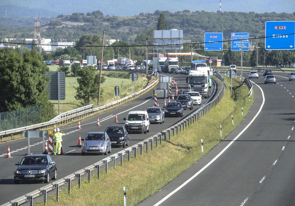 Corte de carril en la autovía N-622 en Álava tras el accidente de un camión