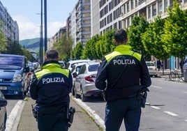 Dos agentes de la Policía Local, en la Avenida de Gasteiz.