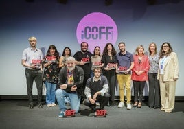 Los ganadores posan con sus galardones.