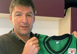 Jofresa muestra una histórica camiseta del Joventut.