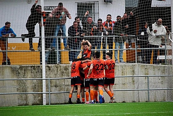Alegría de los jugadores de la UD Sámano, que ascienden a Segunda Federación.