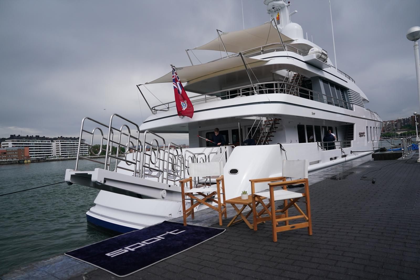 Un yate de lujo, que se alquila por más de 250.000 euros a la semana, en Portugalete