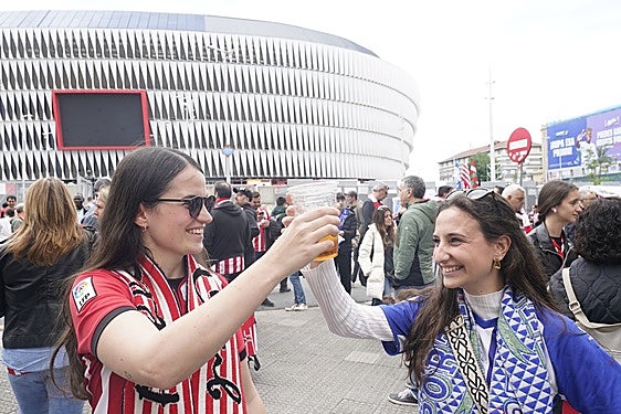 Aficionadas del Alavés y del Athletic.