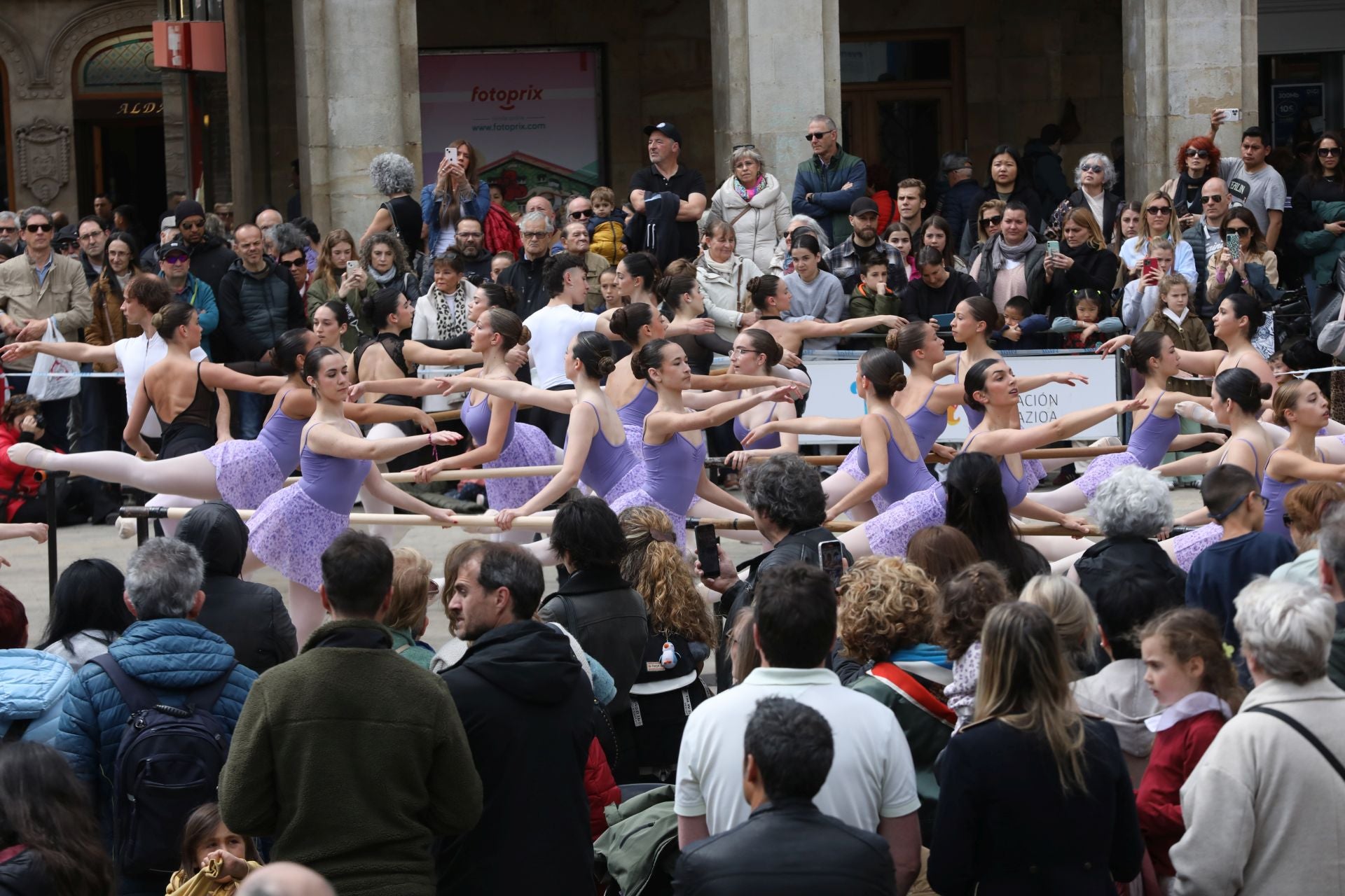 La danza toma el centro de Vitoria