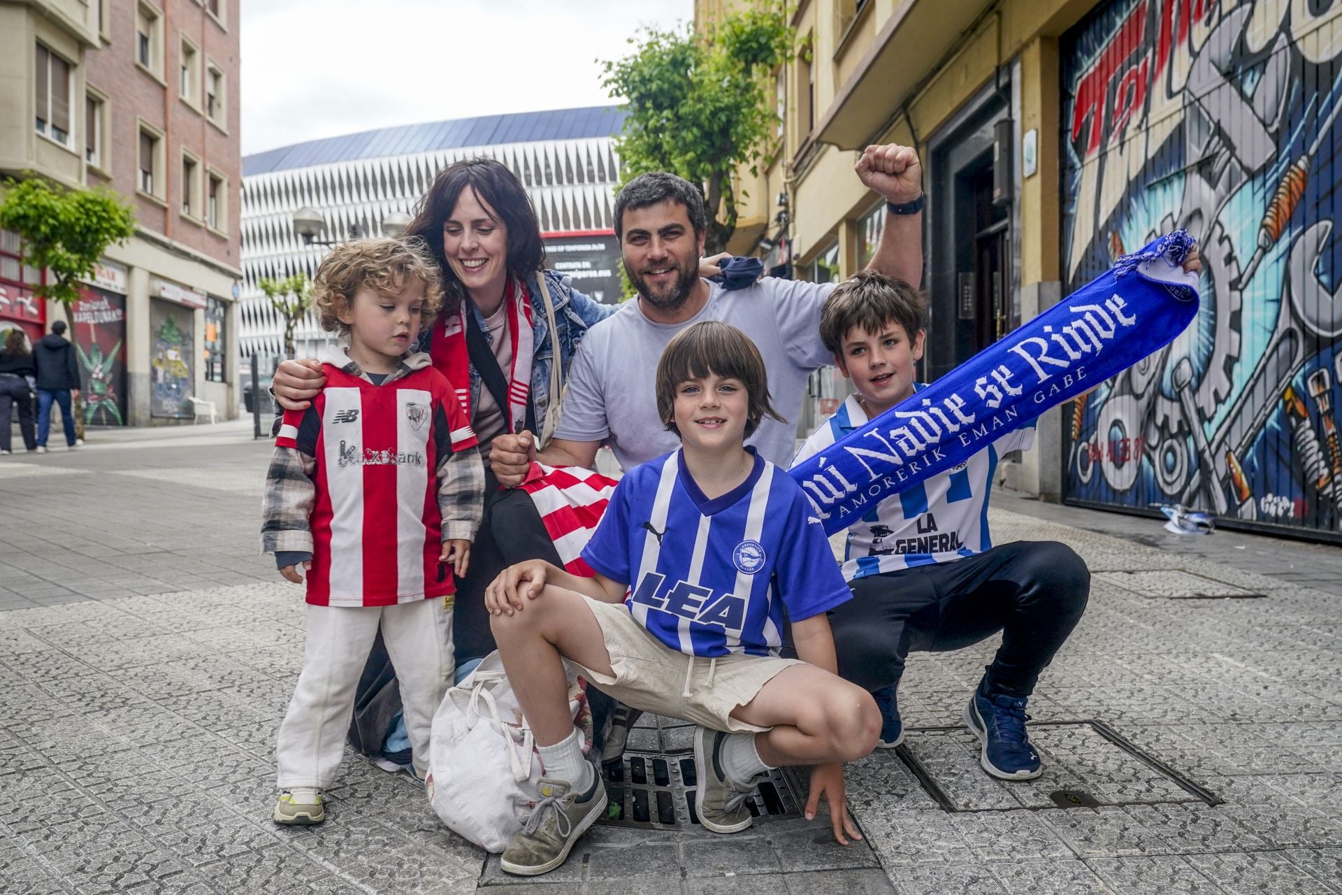 La afición del Alavés se hace notar en Bilbao: «No podemos fallar»