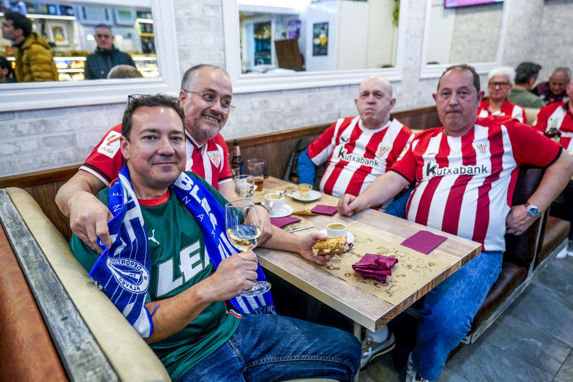 La afición del Alavés se hace notar en Bilbao: «No podemos fallar»