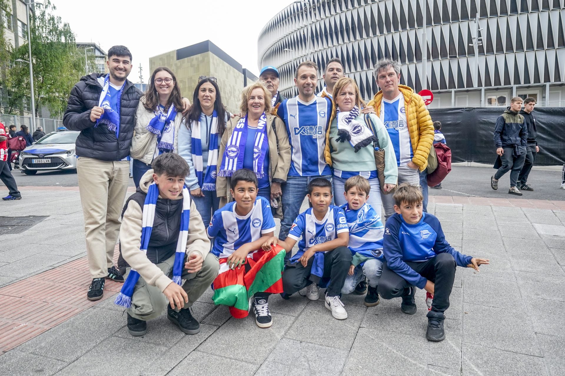 La afición del Alavés se hace notar en Bilbao: «No podemos fallar»