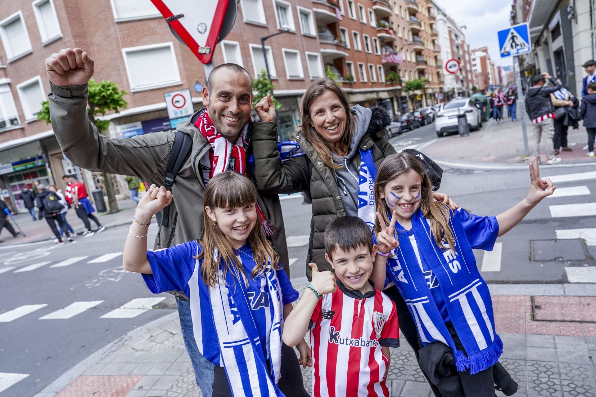 La afición del Alavés se hace notar en Bilbao: «No podemos fallar»