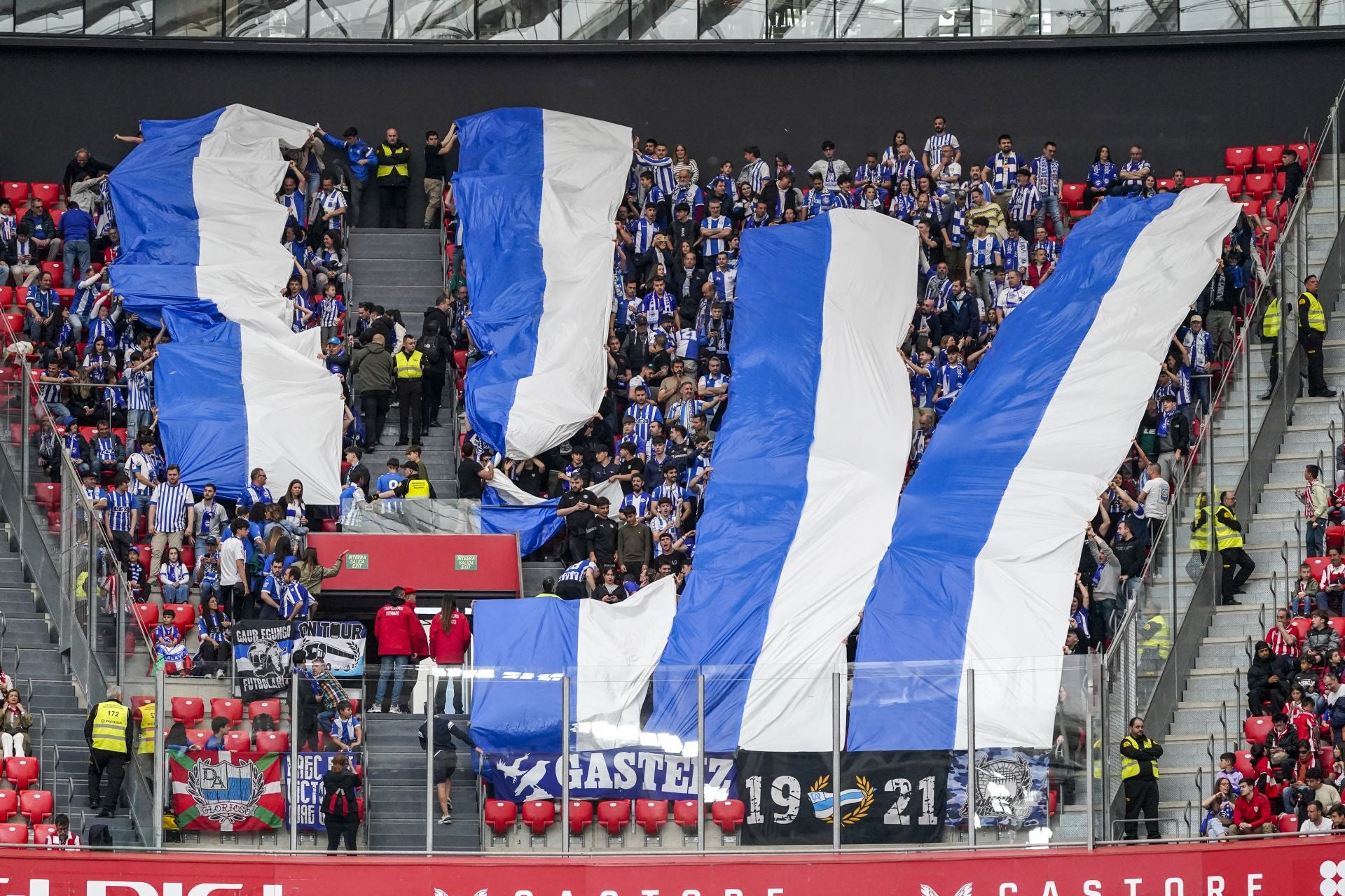 La afición del Alavés se hace notar en Bilbao: «No podemos fallar»
