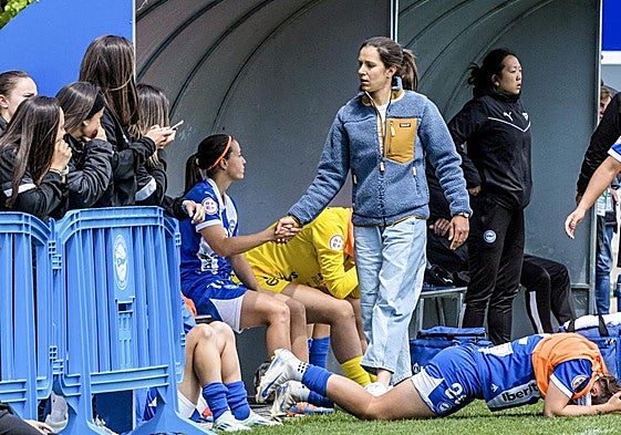 Andrea Esteban trata de animar a sus jugadoras.