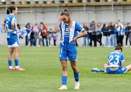 Elene Errasti se lamenta tras la derrota junto con Sanadri, sentada sobre el césped, e Inés Altamira, autora del gol albiazul.