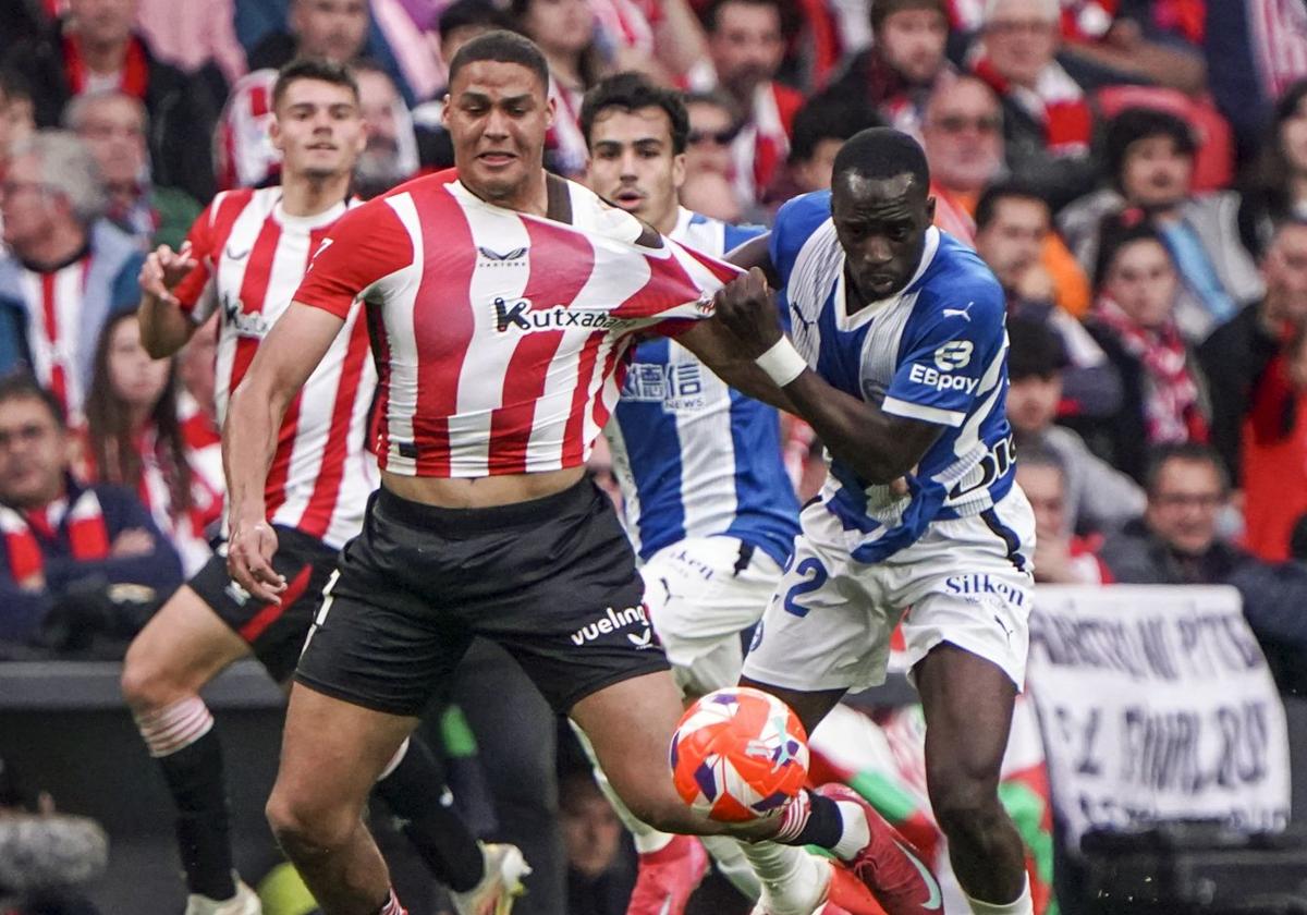Diarra agarra a Maroan, en su primer partido contra el Alavés.