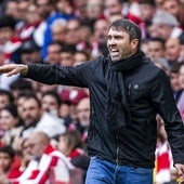 Coudet da indicaciones durante el partido.