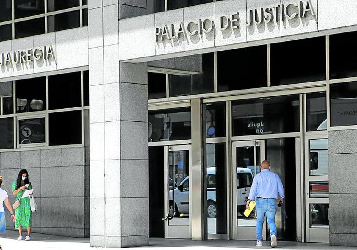 Condenan a un abogado de Bilbao que se quedó con la casa de una anciana