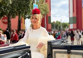 Emma García deslumbra en la Feria de Abril con un vestido de Raquel Bollo
