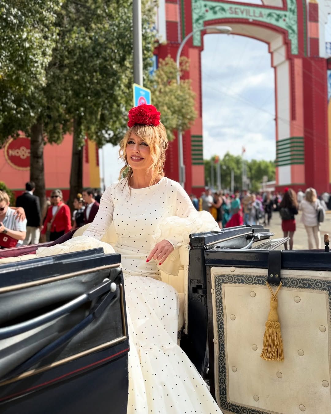Emma García deslumbra en la Feria de Abril con un vestido de Raquel Bollo