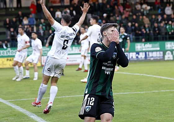 Un jugador del River se lamenta de una ocasión fallada.