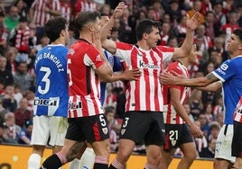 Vivián trata de zafarse del agarrón de un jugador del Alavés.