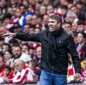 Coudet da instrucciones a sus jugadores durante el partido ante el Athletic.