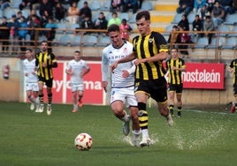 Aritz Muguruza conduce un balón en el último partido del Barakaldo ante la Cultural Leonesa.