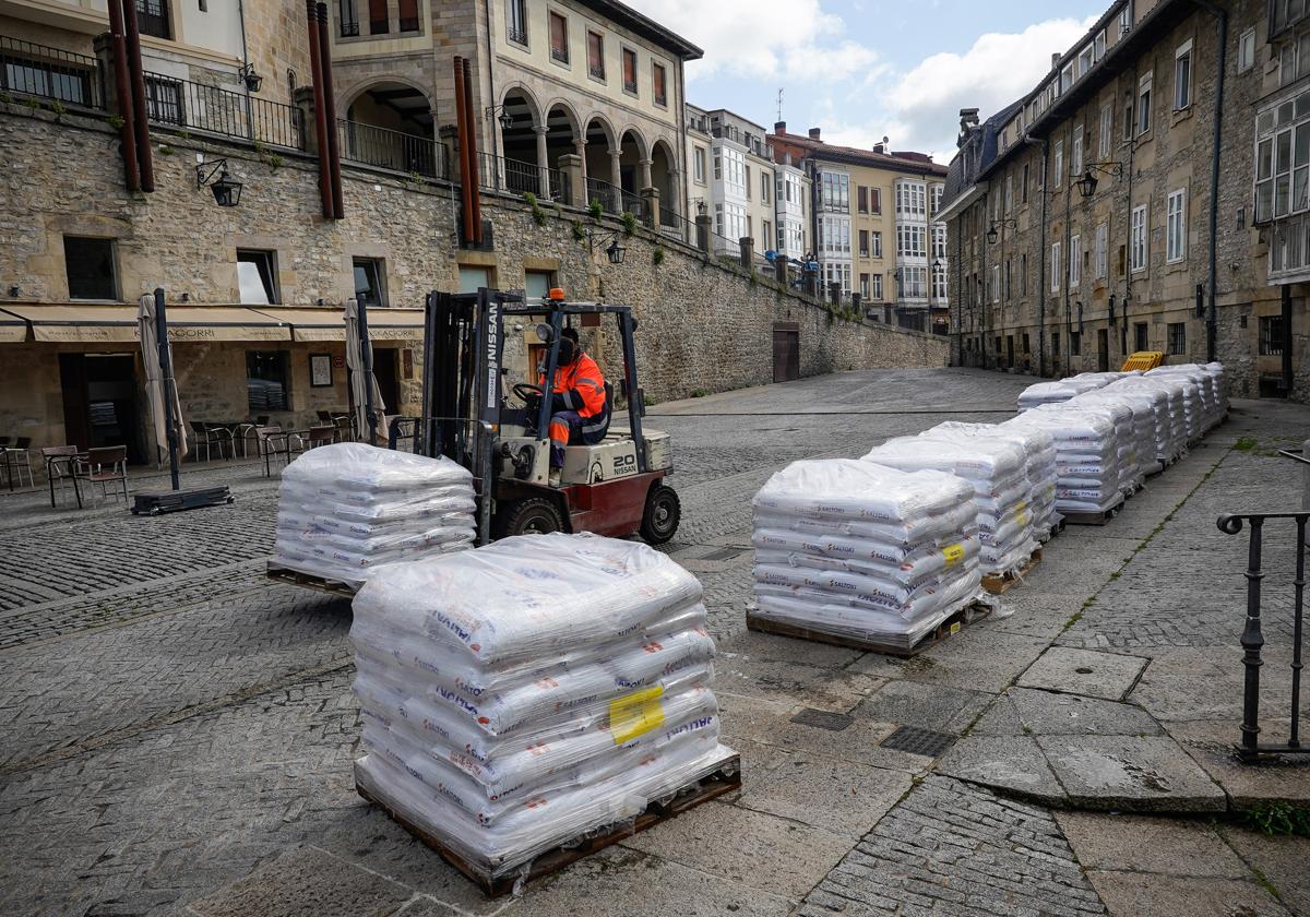 20 palés de sacos de arena para pasar la 'ITV' a la plaza del Matxete de Vitoria