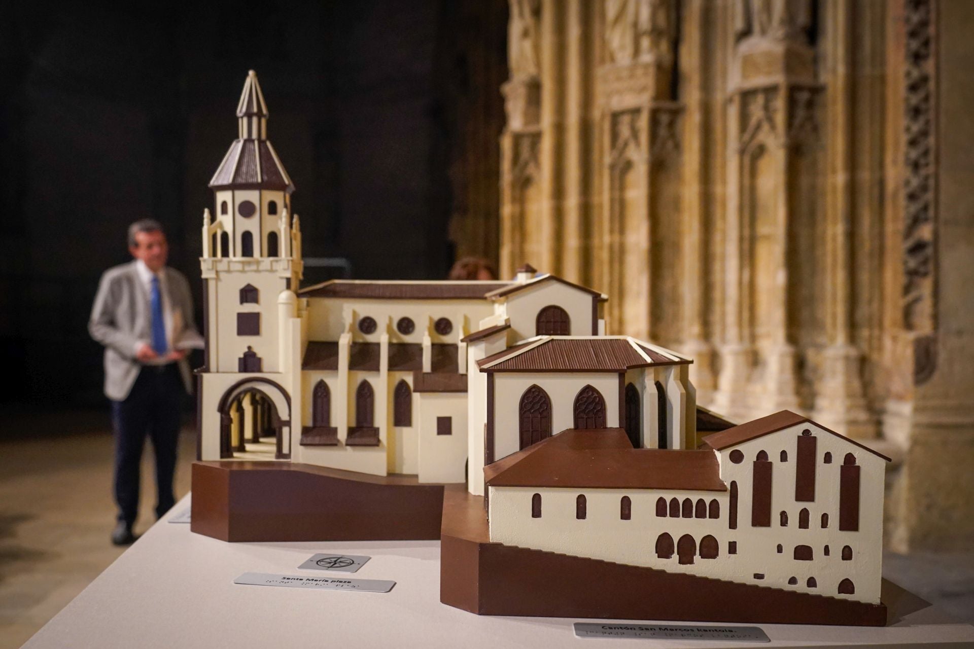 Las imágenes del nuevo alumbrado y la maqueta de la Catedral Santa María de Vitoria