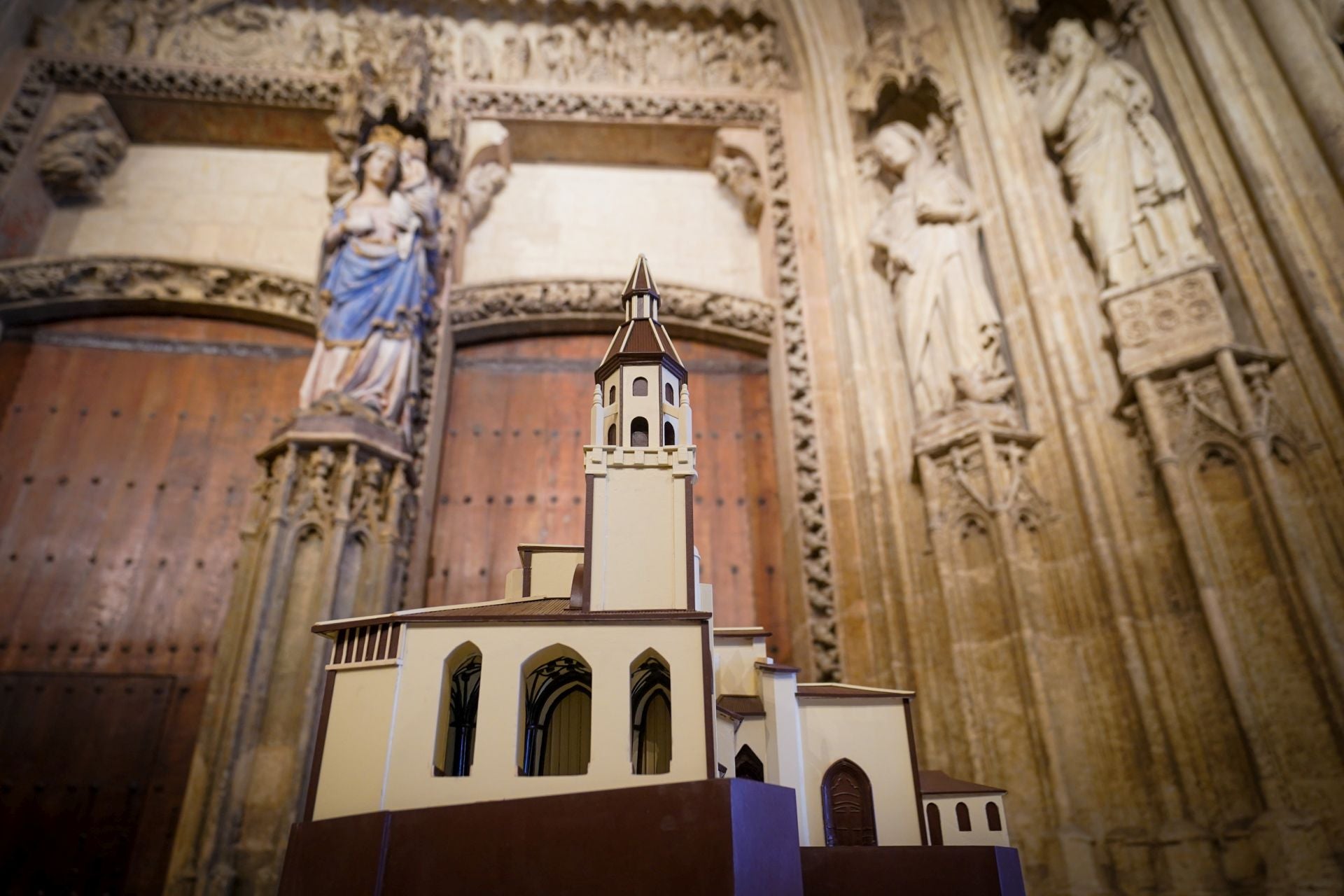 Las imágenes del nuevo alumbrado y la maqueta de la Catedral Santa María de Vitoria