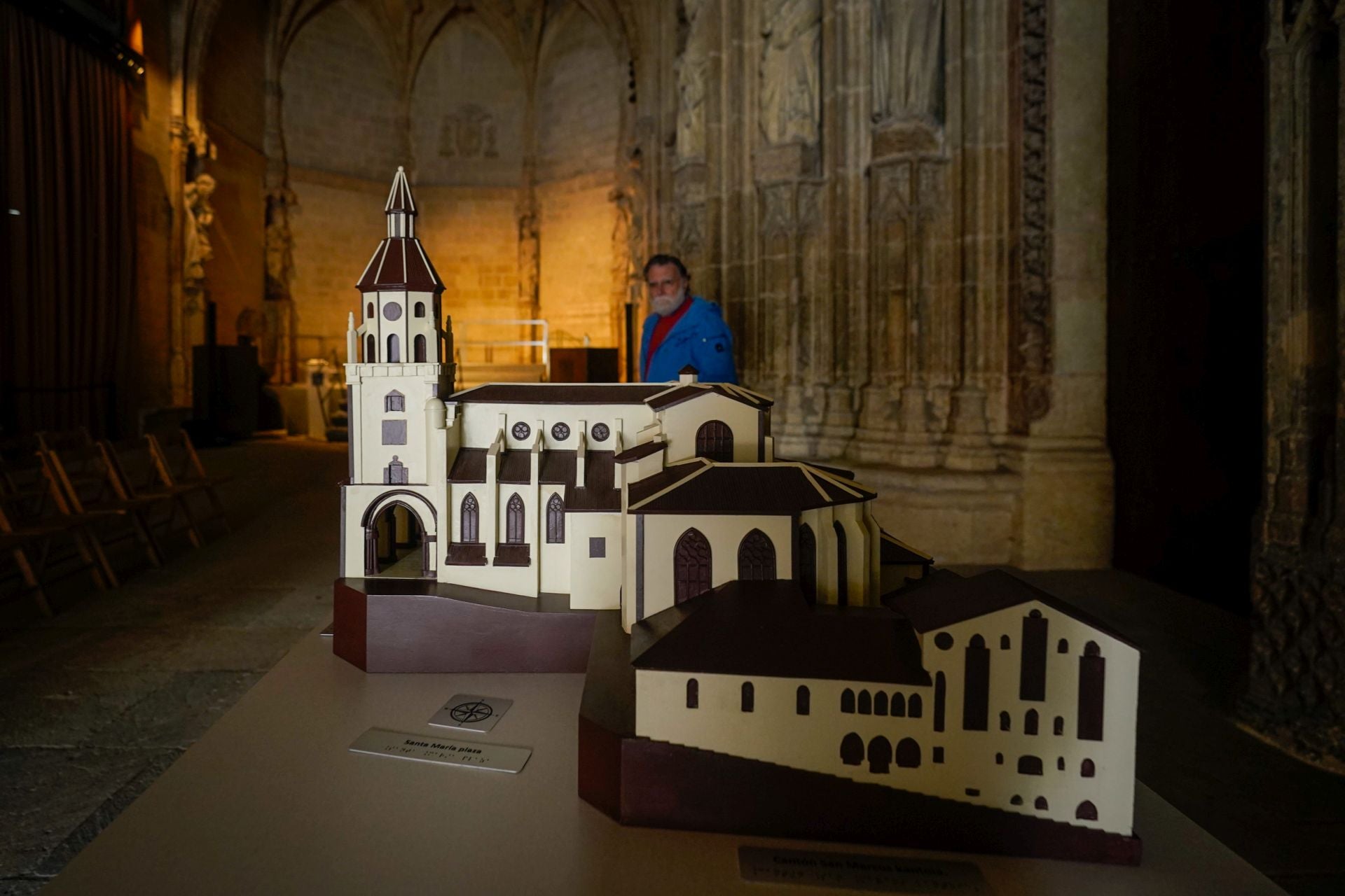 Las imágenes del nuevo alumbrado y la maqueta de la Catedral Santa María de Vitoria