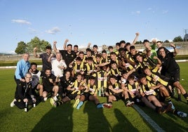 La plantilla del Basconia celebrando el ascenso a Segunda Federación.