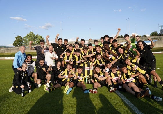 La plantilla del Basconia celebrando el ascenso a Segunda Federación.