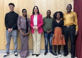 Ana López de Uralde, concejala de Cooperación al Desarrollo y varios representantes de la diáspora africana.